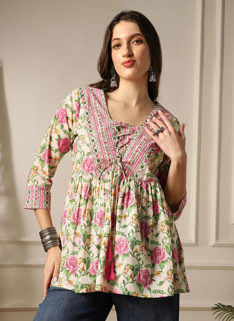 جلو باص بلوزة نسائية وردية بياقة على شكل حرف  وطبعات زهور ورباط بشراشيب وتفاصيل مجمعة